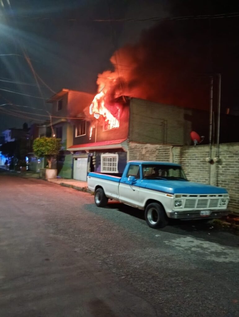 Organizan policías y vecinos apoyo para familia que perdió todo en incendio