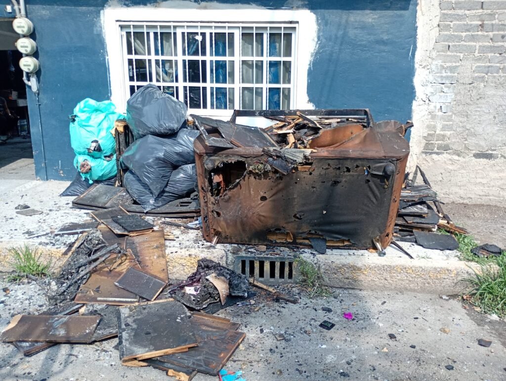Organizan policías y vecinos apoyo para familia que perdió todo en incendio
