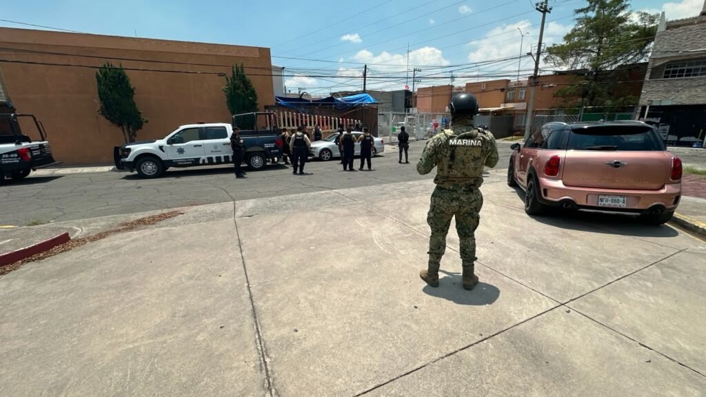 Hombre se mantiene atrincherado en un domicilio de Tecamac con rehenes