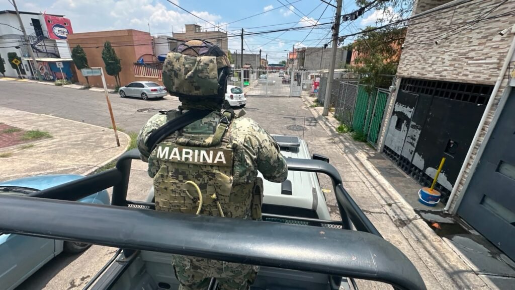 Hombre se mantiene atrincherado en un domicilio de Tecamac con rehenes