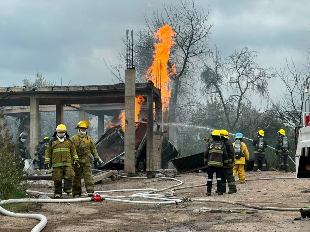Explotan cuatro pipas de gas LP en Puebla
