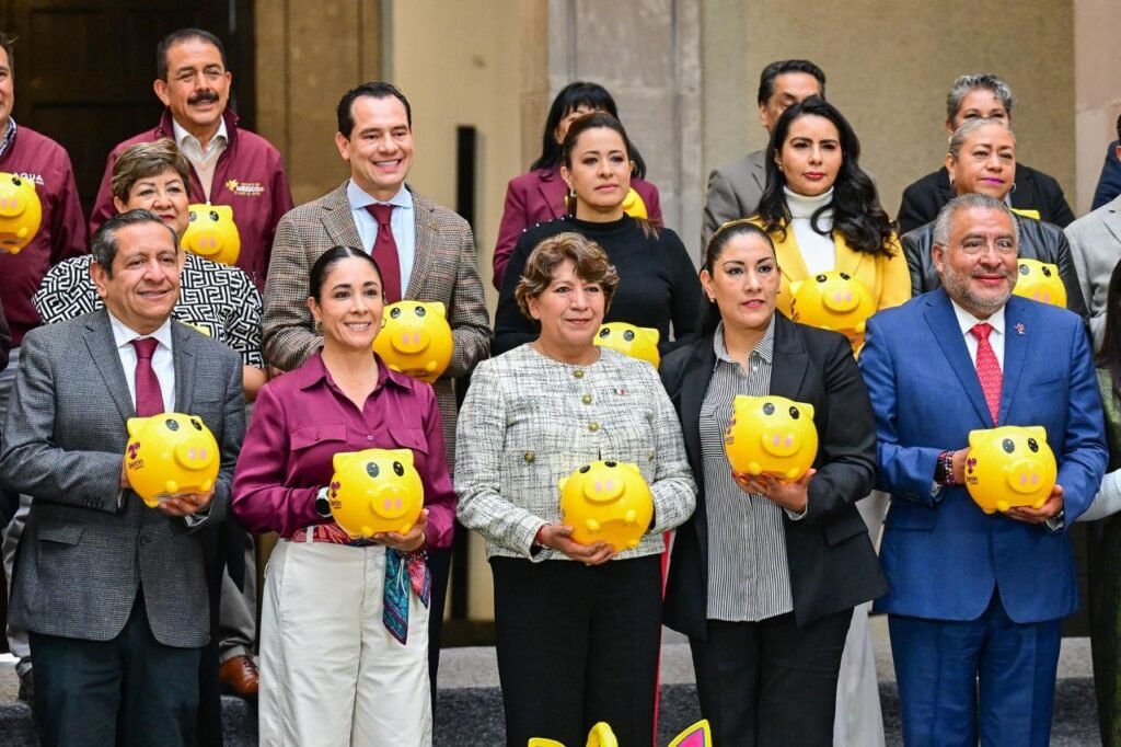 Entrega Gobernadora Delfina Gómez 613 alcancías de la “Campaña de Boteo Teletón 2026”