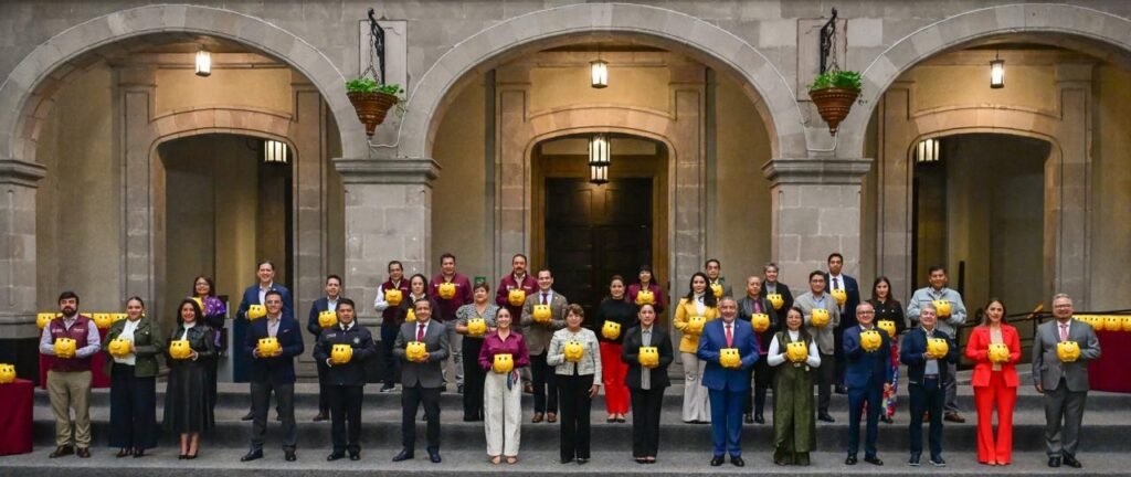 Entrega Gobernadora Delfina Gómez 613 alcancías de la “Campaña de Boteo Teletón 2026”