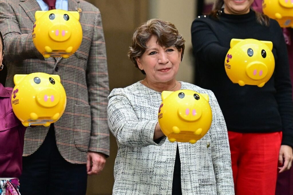 Entrega Gobernadora Delfina Gómez 613 alcancías de la “Campaña de Boteo Teletón 2026”