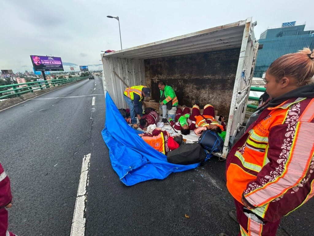 Vuelva camión con personal de limpias de la CDMX en el segundo Piso