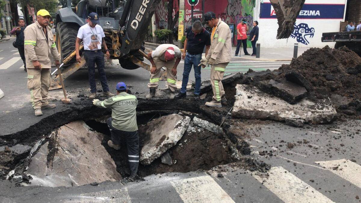 Bache se convierte en socavón en la Roma Norte, CDMX - RegeneraciónMX