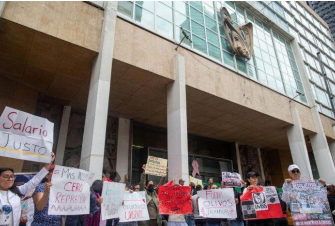 Personal médico y derechohabientes realizan protesta frente a la sede nacional del IMSS. 